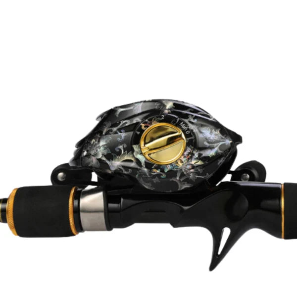 Carretilha de Pesca Daiwa 7.2:1 Anti Cabeleira + Brinde Exclusivo