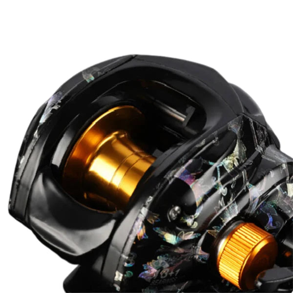 Carretilha de Pesca Daiwa 7.2:1 Anti Cabeleira + Brinde Exclusivo